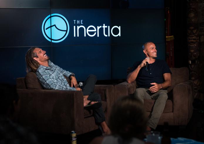 Kelly Slater y Rob Machado conversando acerca de sus mejores encuentros competitivos.