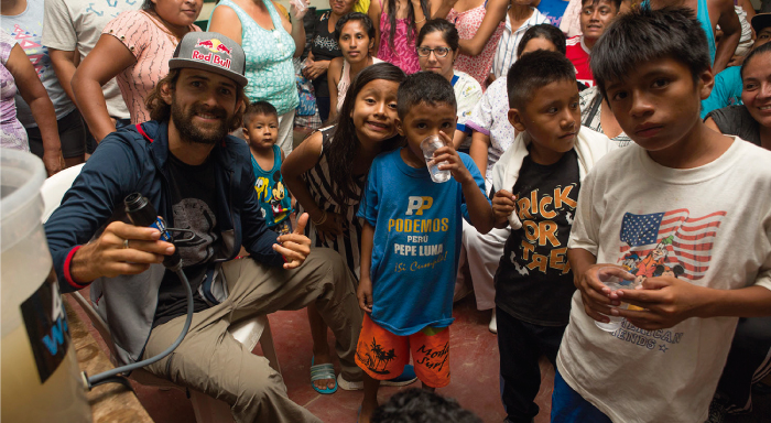 Gabriel Villar&aacute;n y ONG Wave For Waters llegan con purificadores de agua para los damnificados 

