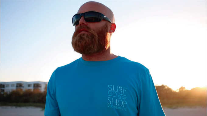 Surfer detiene entrevista para salvar a padre e hijo de morir ahogados 

