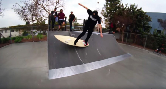 Kickflip en una tabla de surf, pero no sobre agua