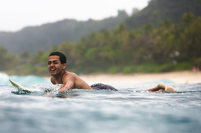 La pasi&oacute;n a ciegas: Derek Rabelo, la historia de un surfer extraordinario