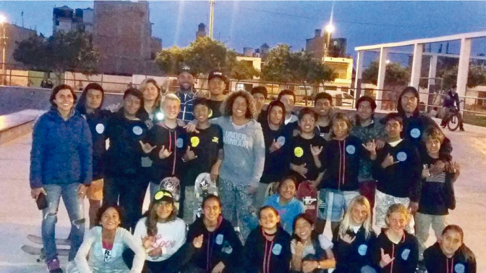 Pollada Surfer pro fondos para ni&ntilde;os de bajos recursos de Punta Hermosa  