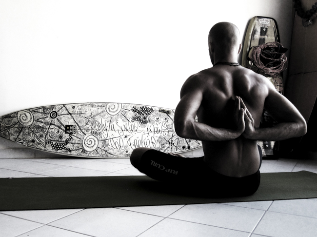 &iquest;Sabes que el Yoga te har&aacute; ser un mejor surfer? Aqu&iacute; 6 buenas razones