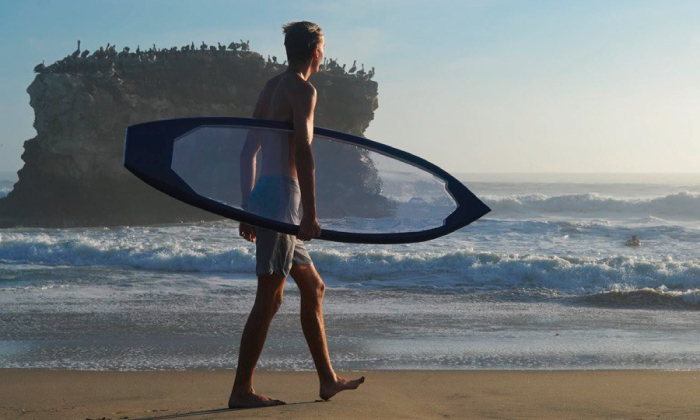 Tablas de surf transparentes ya son una realidad 