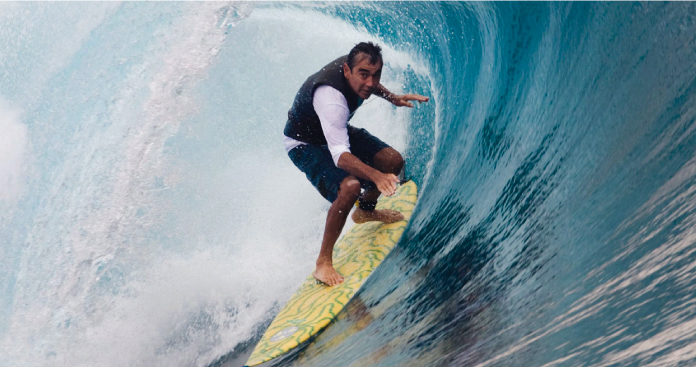 La leyenda del surfing Gerry Lopez regresa a Bali 
