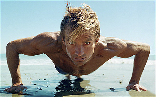 Laird Hamilton te ense&ntilde;a a fortalecer los abdominales 