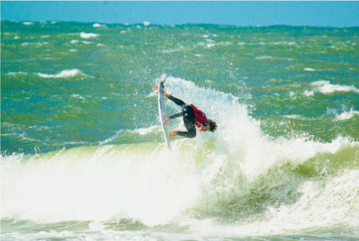 Con un surfing s&oacute;lido, Del Castillo sigue avanzando en Praia do Forte y definir&aacute; su paso a cuartos de final